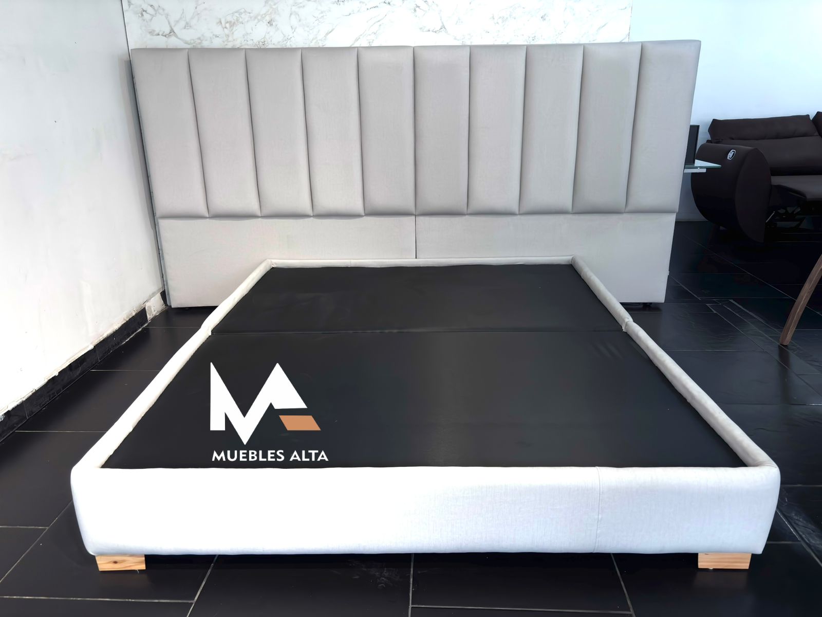 CAMA RALLAS CON NOCHEROS EN POLIURETANO