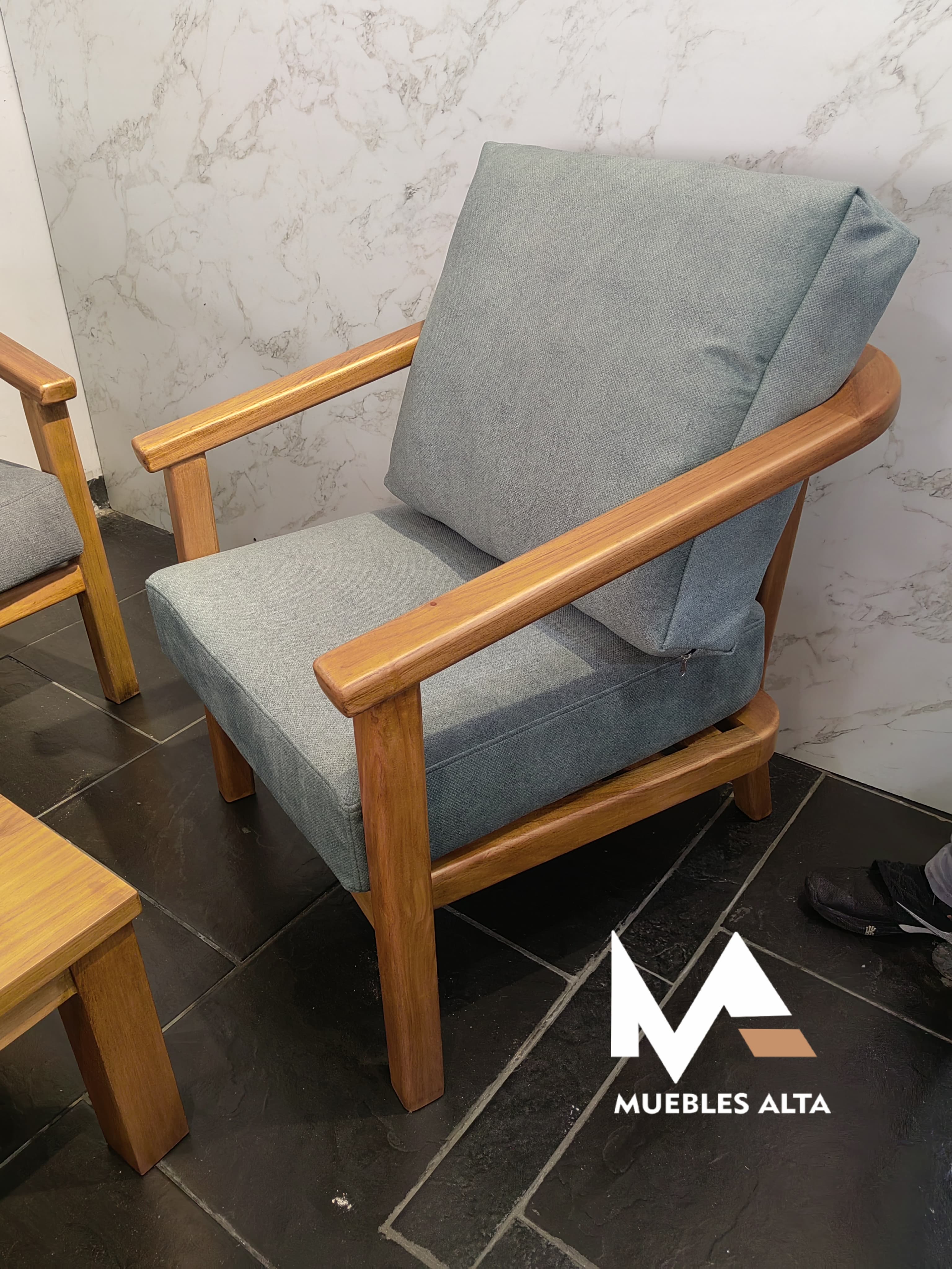 SALA EN CEDRO CON COJINES – Muebles Alta